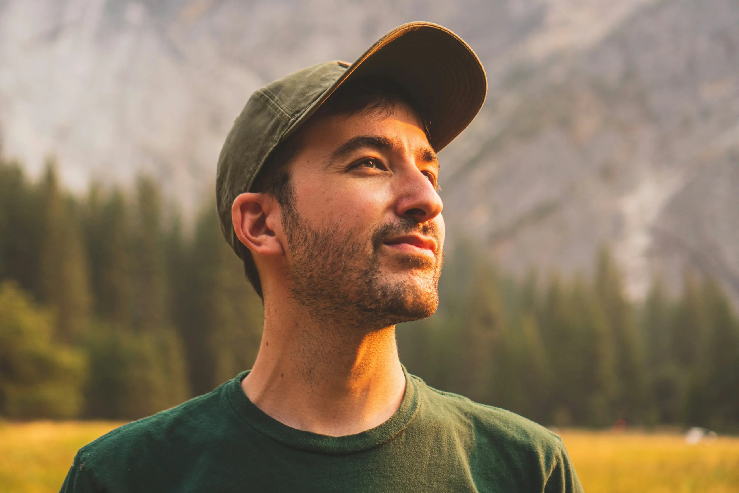 Maxime, 30 ans, apparaît dans un espace naturel. Derrière lui nous pouvons observer des sapins et des montagnes. Maxime semble déçus par son expérience avec l'anneau thermique, il est apaisé de revenir à un mode de contraception classique.
